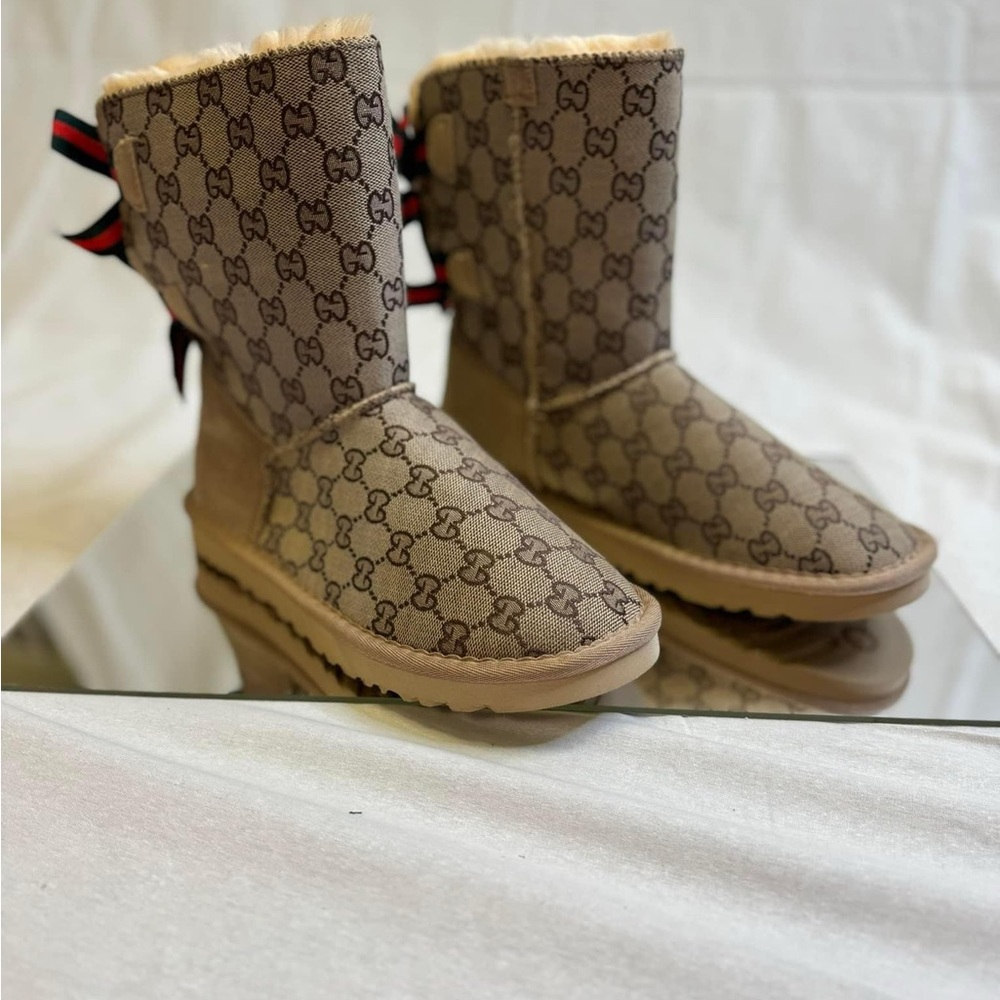GG UGGS